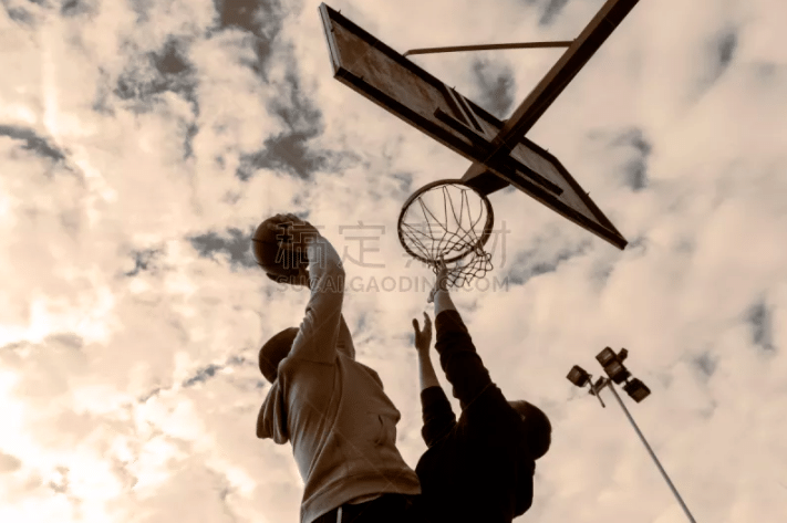 AC米兰在意大利杯1／8决赛中0-1不敌拉齐奥，终结13连胜，遭遇赛季首败。